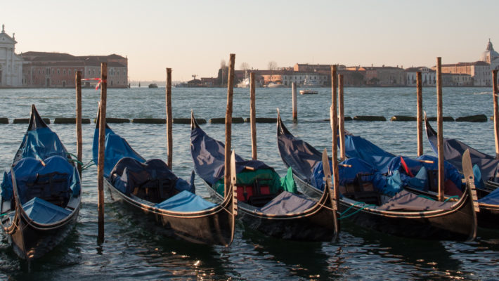 Survol des Alpes Venise et son carnaval Liens avec les articles contenant les vidéos sur le Carnaval de Venise: LE CARNAVAL DE VENISE 2014 (part 1) :