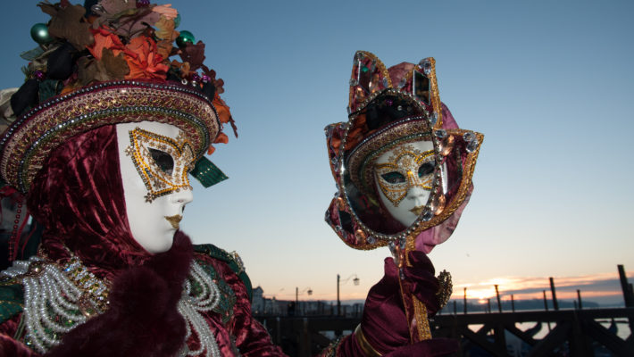 Survol des Alpes Venise et son carnaval Liens avec les articles contenant les vidéos sur le Carnaval de Venise: LE CARNAVAL DE VENISE 2014 (part 1) :