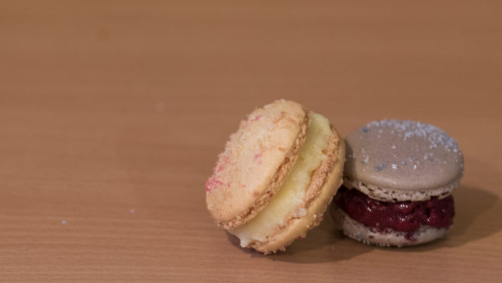 Macarons glacés  : Saveurs des îles   (Ananas   et coques coco) et Cassis coeur   de violette