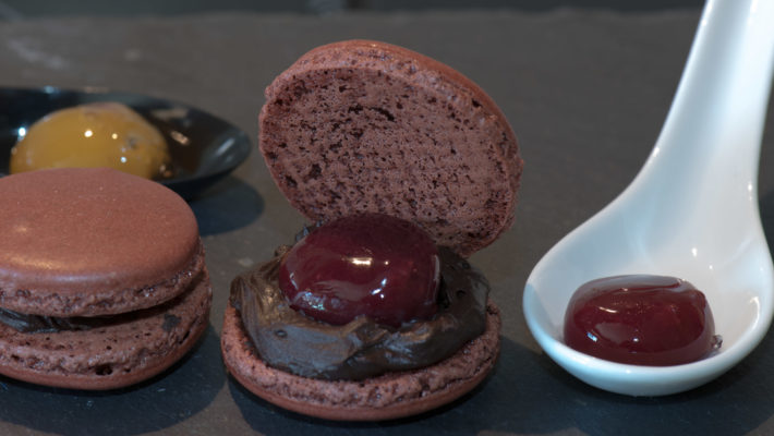 Description du Macaron « JOANNA »                Matériels Utilisés                             Ingrédients                                      Réalisation                                                     Coques , Ganache , Perles                                               Montage   Description du Macaron « JOANNA » Ce macaron je l’ai réalisé à la demande de ma petite fille JOANNA. … <a href="http://www.lecygnebleu.fr/macaron-joanna-chocolat-et-perle-de-framboise.html">Lire la suite­­</a>