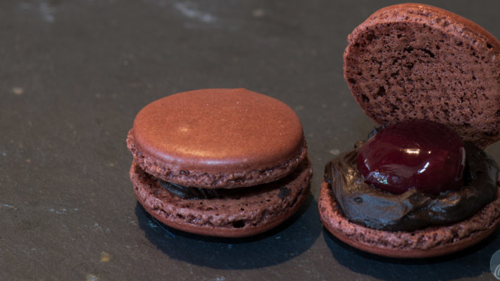 Description du Macaron « JOANNA »                Matériels Utilisés                             Ingrédients                                      Réalisation                                                     Coques , Ganache , Perles                                               Montage   Description du Macaron « JOANNA » Ce macaron je l’ai réalisé à la demande de ma petite fille JOANNA. … <a href="http://www.lecygnebleu.fr/macaron-joanna-chocolat-et-perle-de-framboise.html">Lire la suite­­</a>