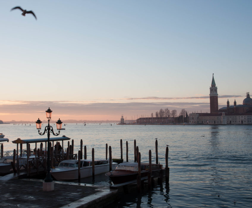 Que vous inspire le nom de VENISE ? Le Carnaval en effet…Sans équivalent dans le monde il  vous fera découvrir une incroyable atmosphère le long des rivages de la lagune, à chaque coin de rue, au détour de chaque pont, … <a href="http://www.lecygnebleu.fr/le-carnaval-de-venise-2014-part-1.html">Lire la suite­­</a>