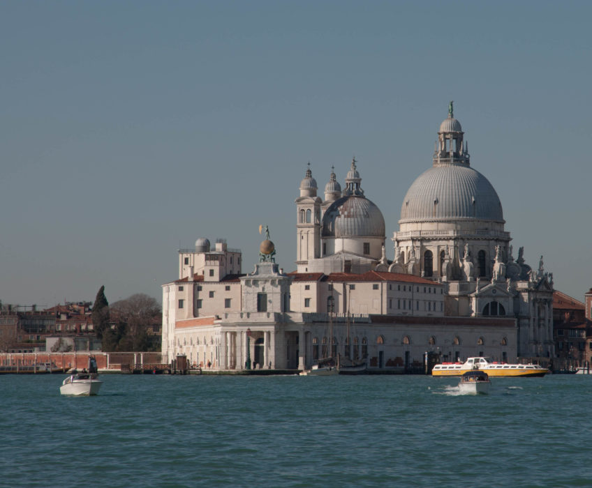 L’Architecture Vénitienne Si vous allez à Venise , prenez le temps de faire un tour de vaporetto et descendez (ou  remontez suivant l’heure de la journée pour faire des photos) le Grand Canal . Et là sur les 2 rives … <a href="http://www.lecygnebleu.fr/le-carnaval-de-venise-2014-part-2.html">Lire la suite­­</a>