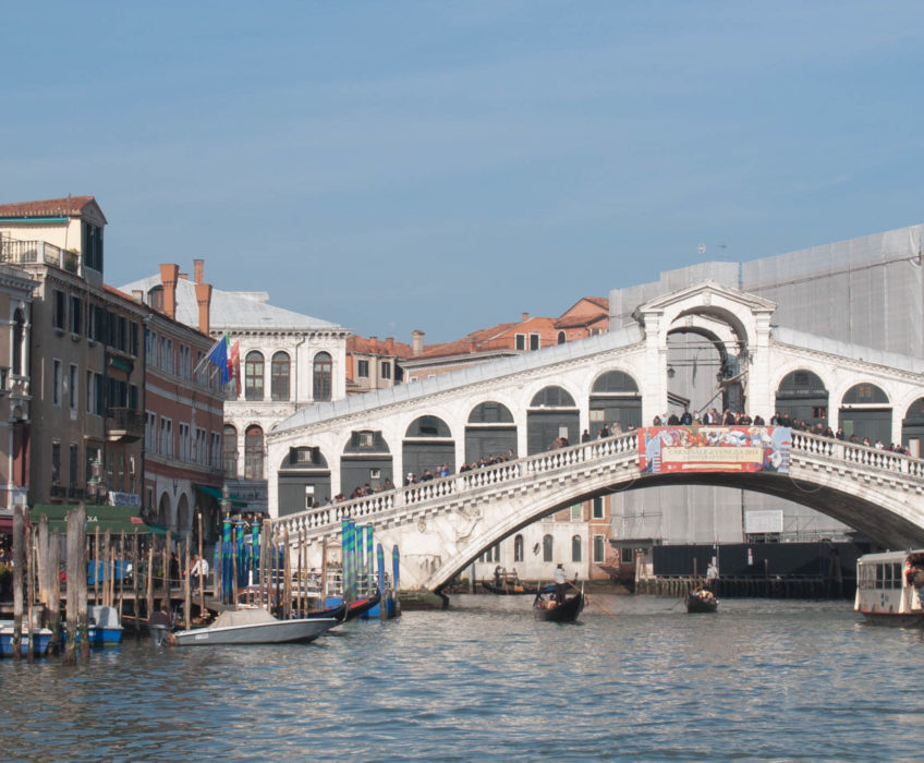 L’Architecture Vénitienne Si vous allez à Venise , prenez le temps de faire un tour de vaporetto et descendez (ou  remontez suivant l’heure de la journée pour faire des photos) le Grand Canal . Et là sur les 2 rives … <a href="http://www.lecygnebleu.fr/le-carnaval-de-venise-2014-part-2.html">Lire la suite­­</a>