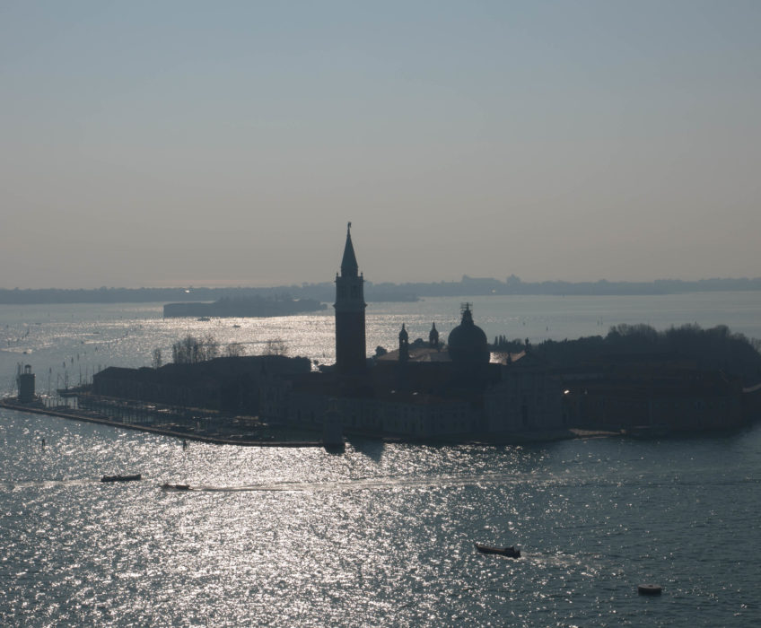 Que vous inspire le nom de VENISE ? Le Carnaval en effet…Sans équivalent dans le monde il  vous fera découvrir une incroyable atmosphère le long des rivages de la lagune, à chaque coin de rue, au détour de chaque pont, … <a href="http://www.lecygnebleu.fr/le-carnaval-de-venise-2014-part-1.html">Lire la suite­­</a>