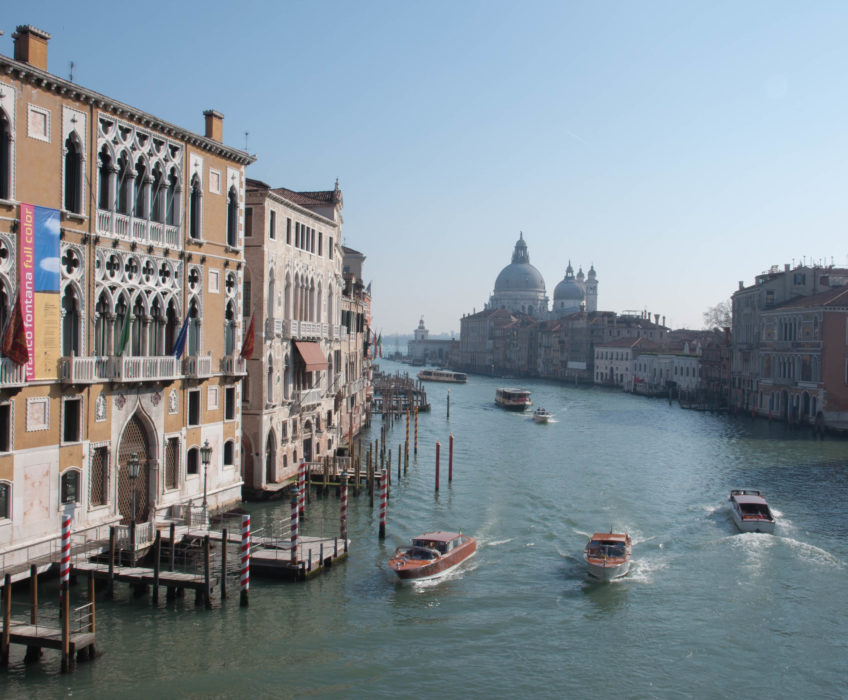 Que vous inspire le nom de VENISE ? Le Carnaval en effet…Sans équivalent dans le monde il  vous fera découvrir une incroyable atmosphère le long des rivages de la lagune, à chaque coin de rue, au détour de chaque pont, … <a href="http://www.lecygnebleu.fr/le-carnaval-de-venise-2014-part-1.html">Lire la suite­­</a>