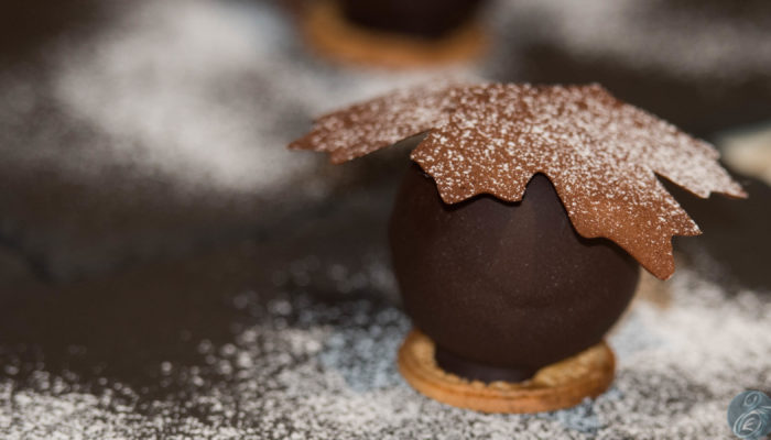 J’ai découvert cette recette pendant l’émission  » Sucrément Bon  » (début Février 2018), réalisée par le chef Yann BRYS. J’ai noté pendant toute l’émission les ingrédients et le matériel nécessaire et la marche à suivre. J’ai commandé à « CUISINE SHOP » … <a href="http://www.lecygnebleu.fr/boule-chocolat-meringuee-et-feuilles-derable-croustillantes.html">Lire la suite­­</a>