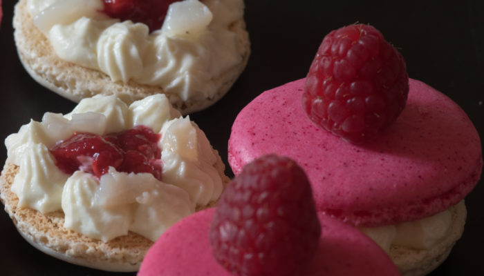 Cœur compotée de Framboises   Litchi   Larme de YUZU     Pourquoi ce macaron, c’est en regardant une recette de Michalack : La Pavlova, framboise, litchi et citron vert. Je me suis dit pourquoi ne pas  faire cette composition … <a href="http://www.lecygnebleu.fr/macaron-cerise-de-chine.html">Lire la suite­­</a>