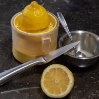 Presser le jus  1/2 citron et préparer 50 g de sucre