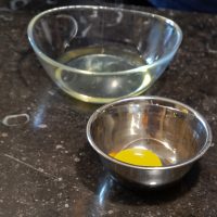 Clarifier les 2 oeufs et garder les 2 jaunes