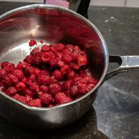 Décongeler les 500 g framboises du jardin et ajouter le sucre et le citron, porter à ébullition.