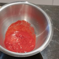 Mixer au blender Kitchenaid pour obtenir la purée de framboise.