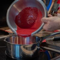 Ajouter la purée de framboise 180 g