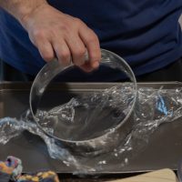 Habiller le moule à entremetsavec du film étirable