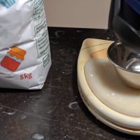 sucre en poudre  10 g et une pincée de sel.