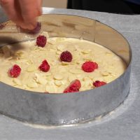 Dressage de l'appareil dans un moule à entremets de 20 cm de diamètre, posé sur une feuille sulfurisée et sur une plaque de cuisson.
T: 180 °C et 15 minutes .