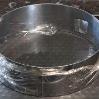 Chemiser le cercle à entremets avec du film étirable et un rhodoïd à lintérieur