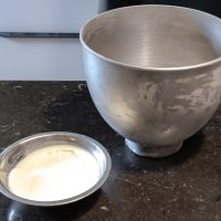 Mettre au congélateur pendant 15 à 20 minutes le bol, le fouet et la crème. Réserver au frais.