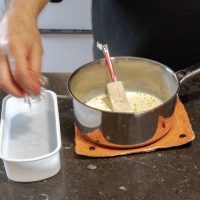 Ajouter la feuille de gélatine à la crème.