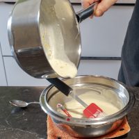 Incorporer la crème au chocolat blanc fondu au bain-marie. en 3 f.