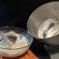 Incorporer la crème montée en chantilly au mélange chocolat blanc et crème.