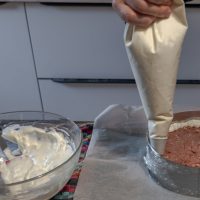 A laide dune poche à douille déposer la mousse sur l'entremets.
