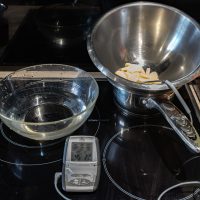 Une sonde température, un bain-marie et la courbe de tempérage du chocolat utilisé