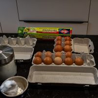 Des œufs froids, du film étirable et de l’amidon.