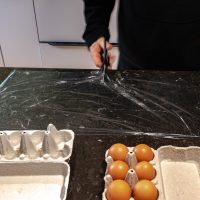 Découpe le film
Réalisation de pétales de fleurs en utilisant des œufs, du film étirable et de l'amidon.