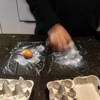 Déposé avec du coton de l'amidon.