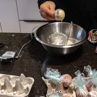 Tremper l’œuf en suivant la forme de l’œuf ( faire un U avec l’œuf).