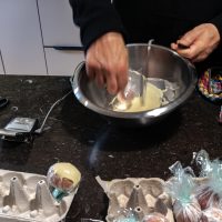 L’œuf doit être froid pour que le chocolat cristallise rapidement.