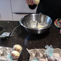 Déposer l’œuf sur une boite à œufs le temps de cristallisation du chocolat