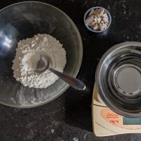 l'eau, la farine  et la levure de boulanger