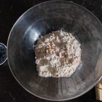 Emietter la levure sur la farine