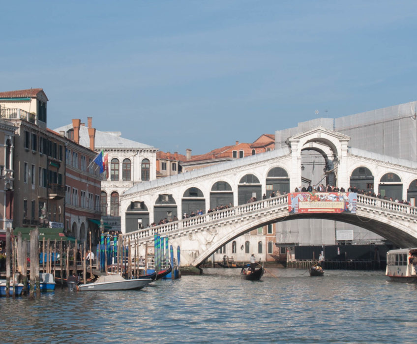 L’Architecture Vénitienne Si vous allez à Venise , prenez le temps de faire un tour de vaporetto et descendez (ou  remontez suivant l’heure de la journée pour faire des photos) le Grand Canal . Et là sur les 2 rives … <a href="https://www.lecygnebleu.fr/le-carnaval-de-venise-2014-part-2.html">Lire la suite­­</a>